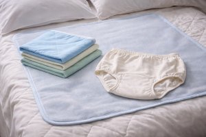 Непромокаемое белье для лежачих: зачем оно нужно, каким бывает и как влияет на уход, комфорт и гигиену